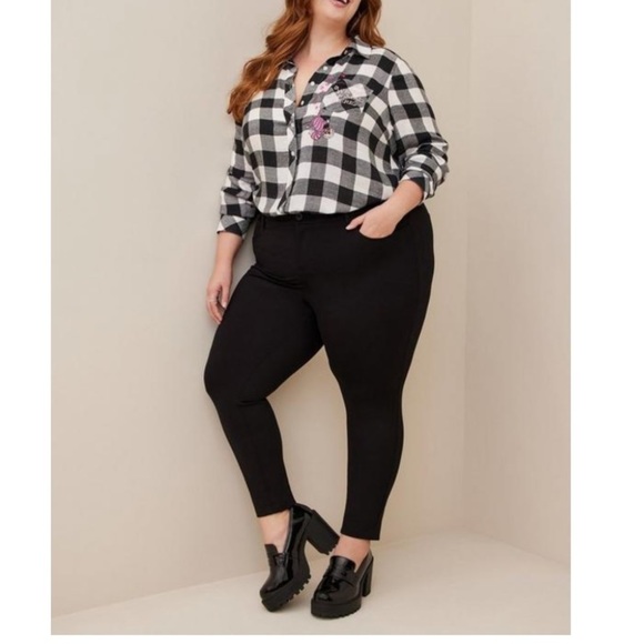 TORRID NWT ALICE IN WONDERLAND LIZZIE RAYON PLAID LONG SLEEVE BUTTON UP SHIRT - Picture 3 of 6